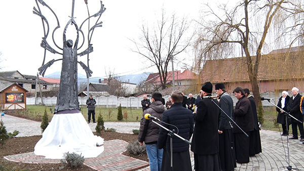 У Хусті відкрили пам’ятник Героям Небесної Сотні та воїнам, що полягли у війні на Донбасі (ВІДЕО)