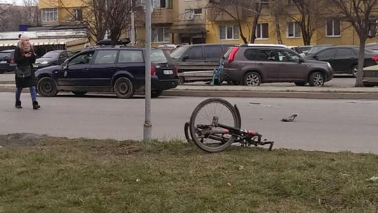 В Ужгороді "чеський" Volkswagen Passat збив велосипедиста (ФОТО)