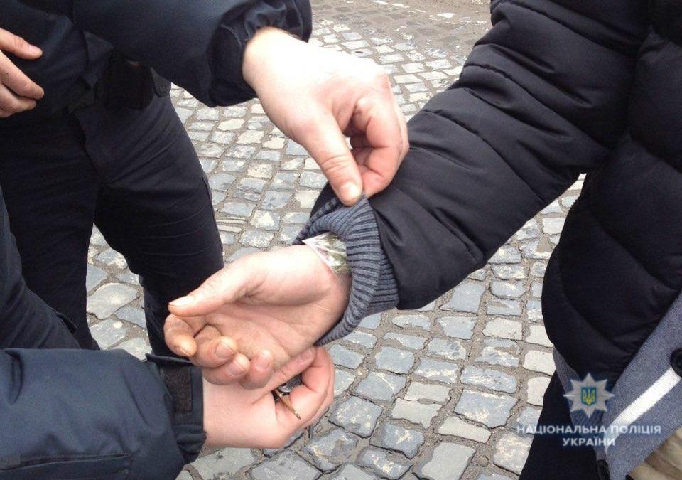 В Ужгороді та Берегові затримали двох чоловіків зі згортками з марихуаною (ФОТО)