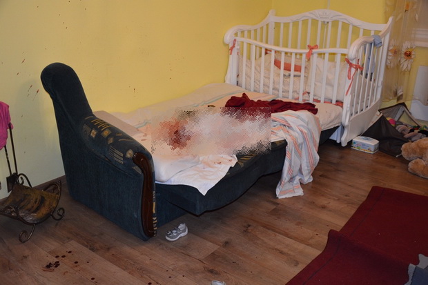 У Березинці на Мукачівщині жінка вбила ножем свою 2-річну доньку, поранила батька і намагалася вбити себе (ФОТО)