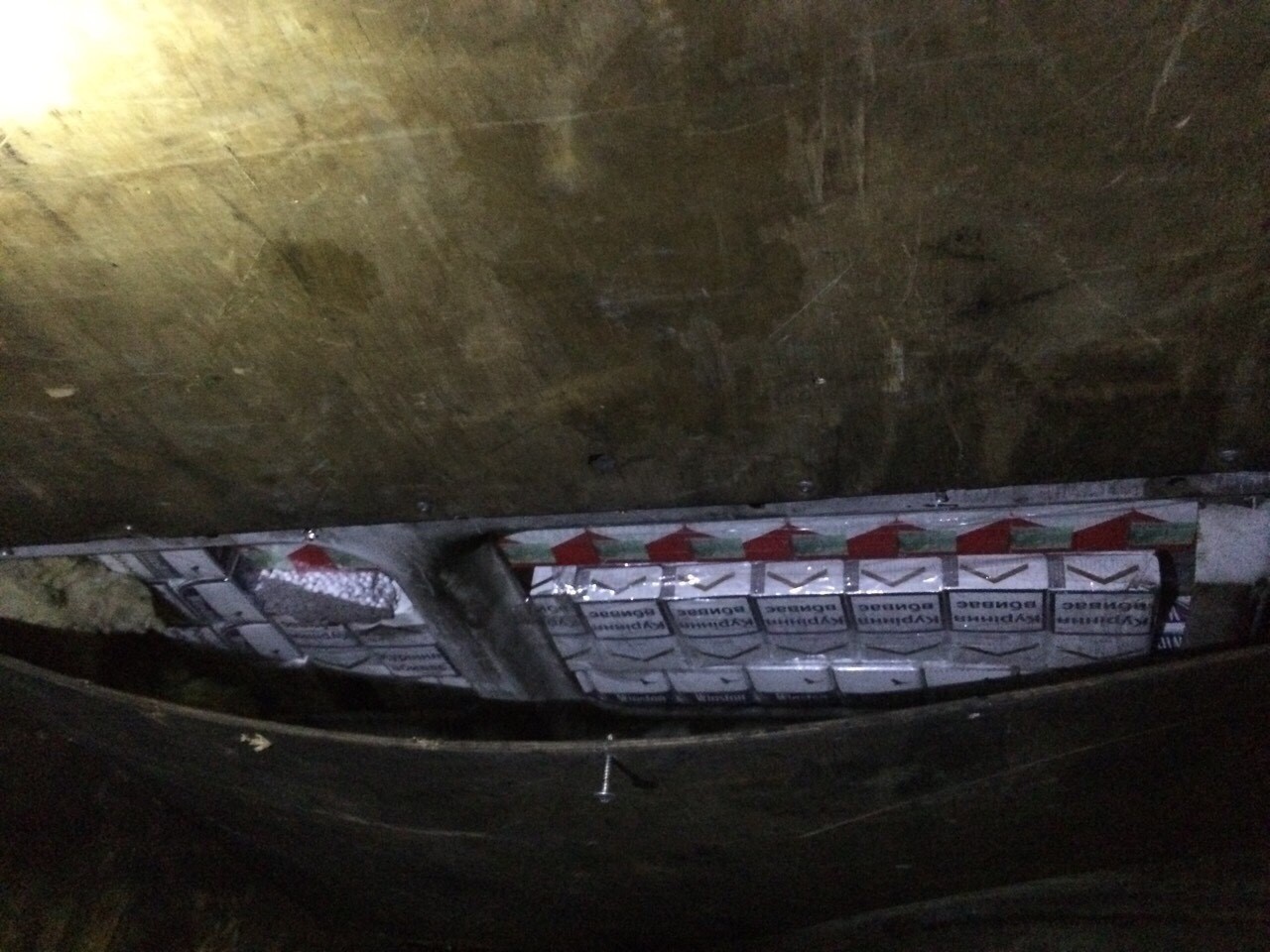 На українсько-угорському кордоні на Закарпатті спинили водія, котрий "запакував" у бокову стінку "Мерседеса" 366 пачок сигарет (ФОТО)
