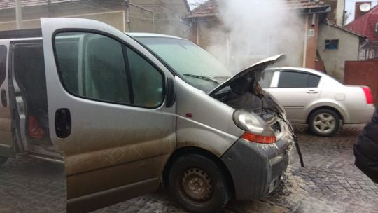 У Мукачеві під час руху загорівся мікроавтобус (ФОТО, ВІДЕО)
