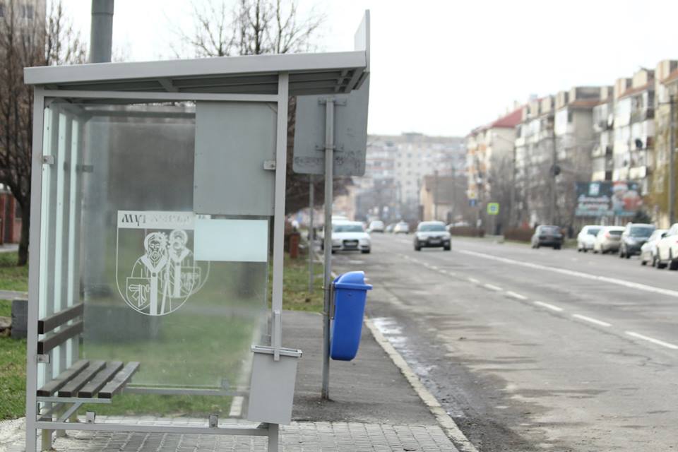 У Мукачеві встановили 11 зупинок громадського транспорту (ФОТО)
