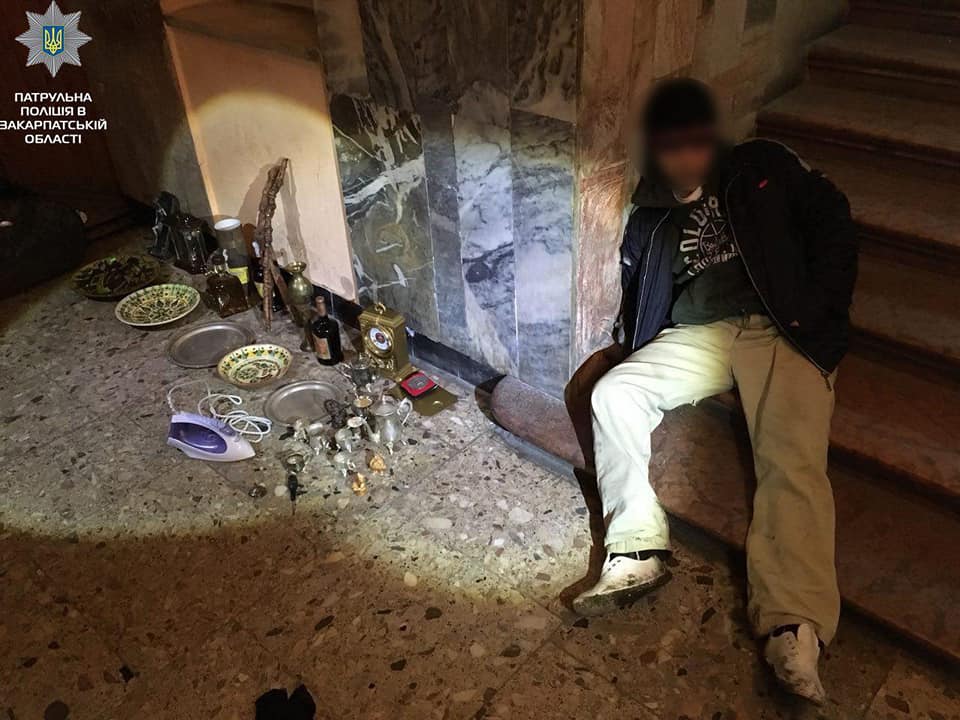 У Мукачеві вночі затримали чоловіка, що ніс у валізі елітні алкогольні напої, кавові сервізи, праску й антикварні глиняні тарілки (ФОТО)