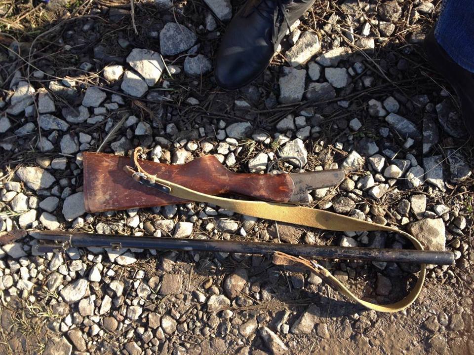 На Мукачівщині встановлюють особу власника мисливської рушниці, виявленої на узбіччі дороги (ФОТО)