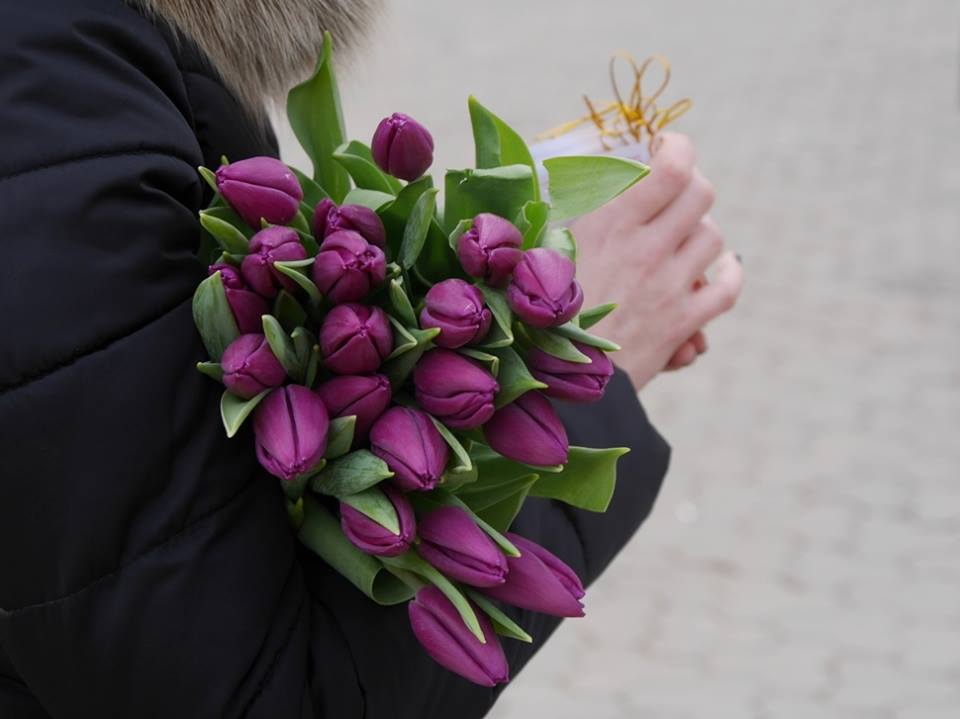 В Ужгороді з нагоди Дня всіх закоханих обмінювали освідчення в коханні на повітряні сердечка та квіти (ФОТО) 