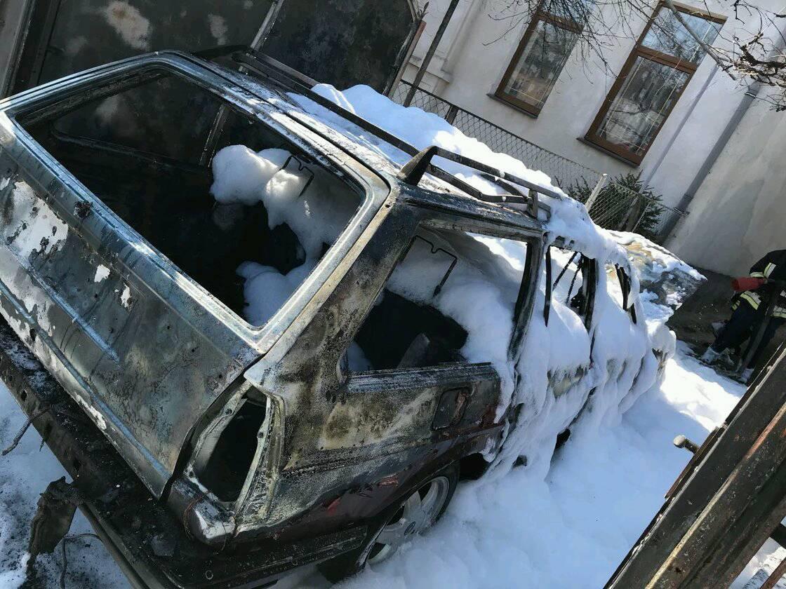 У Мукачеві на дорозі загорівся вантажний "Мерседес", а наступного дня згорів "Фольксваген" 
