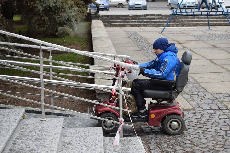 В Ужгороді моніторили доступність міської ради для людей із інвалідністю (ФОТО)