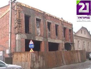 В Ужгороді продовжать скандальне будівництво на місці зруйнованого будинку Фунданича (ВІДЕО)