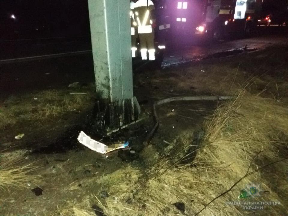 Поблизу Баранинців на Ужгородщині автівка врізалась у стовп і перекинулась у кювет, загинув 45-річний водій (ФОТО)