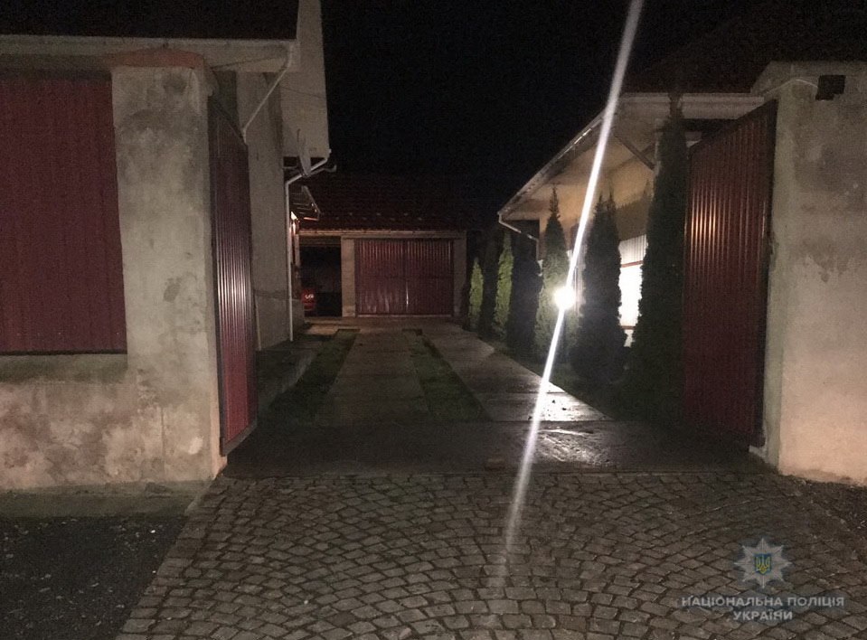 Уночі в Ужгороді на подвір’я приватної оселі кинули вибуховий пристрій (ФОТО)