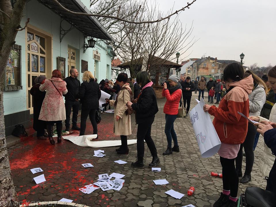 В Ужгороді феміністок облили фарбою. Кількох нападників затримала поліція (ФОТО, ВІДЕО)