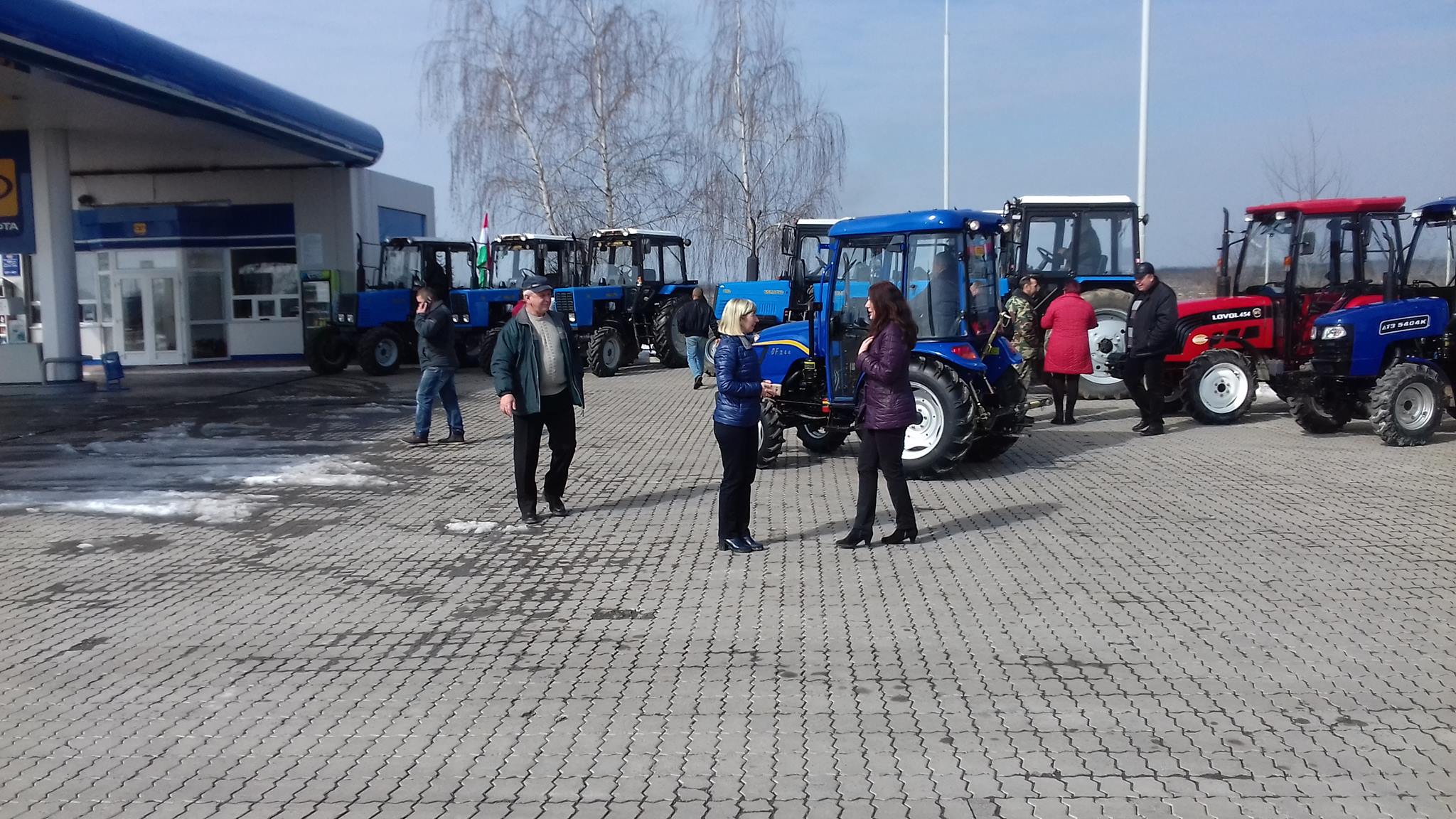 ФОТОФАКТ. Угорщина влаштувала виставку тракторів, що їх допомогла придбати закарпатським угорцям