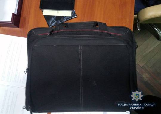 У Києві уродженець Закарпаття в компанії двох товаришів украли із позашляховика дві сумки із речами (ФОТО)
