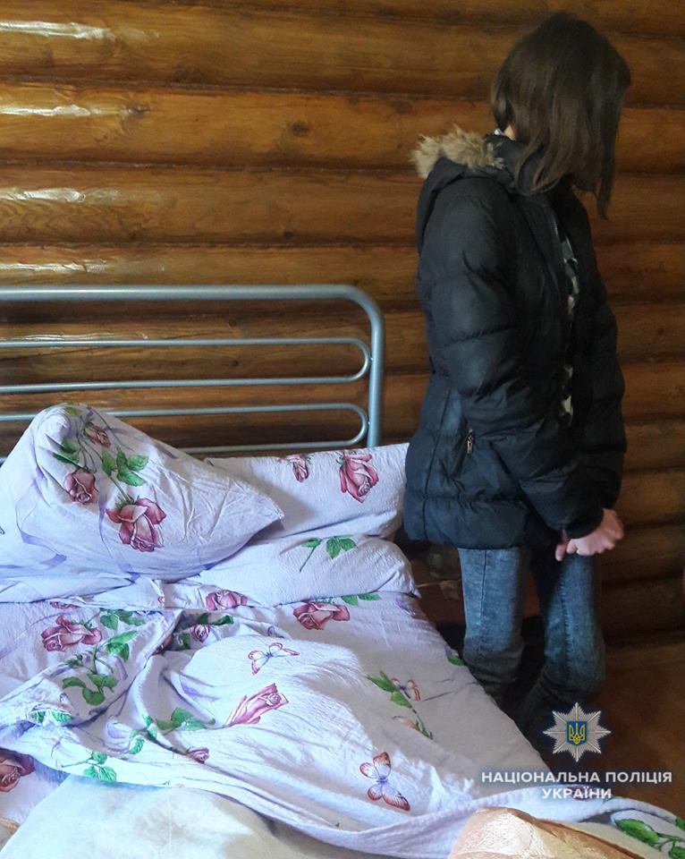 На Свалявщині затримали 19-річну повію, котра втягнула в "ремесло" ще й свою 43-річну знайому (ФОТО)