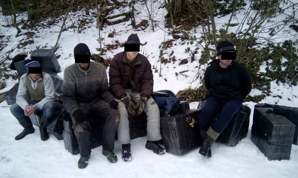 На Закарпатті затримали контрабандистів, що переправляли до Румунії сигарети, а відтак намагалися втекти (ФОТО)