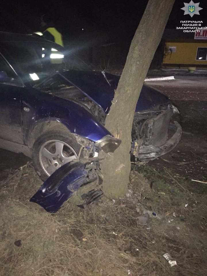 У водія, що врізався в дерево в Ужгороді, виявили вдванадцятеро більшу норму алкоголю в крові (ФОТО)