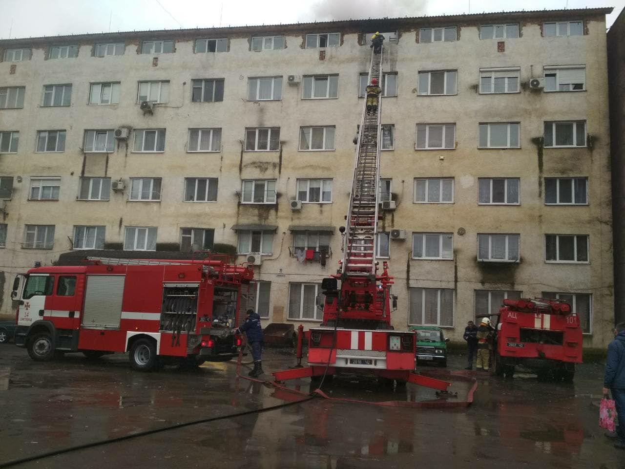 Під час пожежі в гуртожитку в Ужгороді евакуювали 23 людини – У ДСНС (ФОТО)