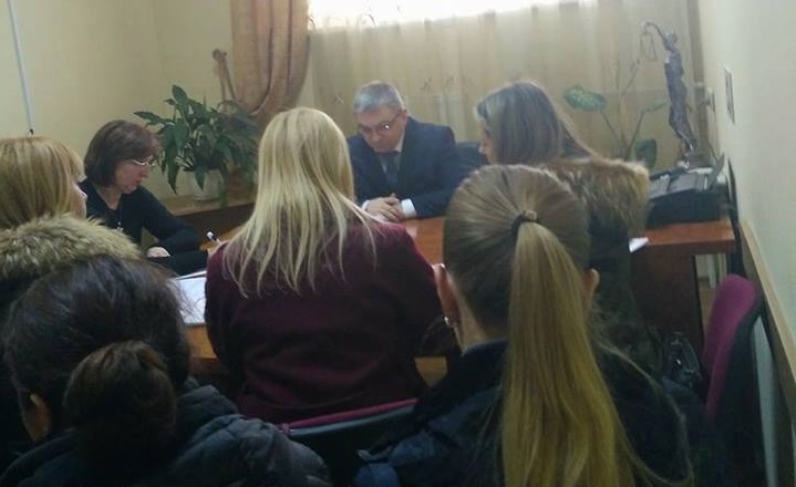 В Ужгороді журналісти переступили турнікет обласної прокуратури, щоби донести свою думку про псевдожурналістку Ступак