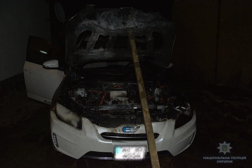 "Тойота", яка згоріла в Берегові, належить депутату від БПП, якому вже палили майно