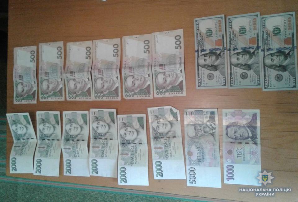 На ринку в Берегові у жінки викрали гаманець із чеськими корунами, доларами та гривнями (ФОТО)