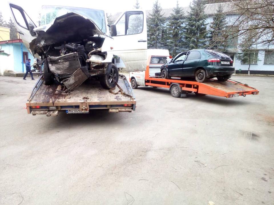 На Іршавщині в лобовому зіткненні розтрощилися Daewoo Lanos і Mercedes Sprinter (ФОТО)