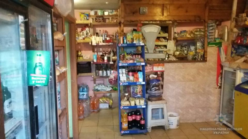 В Імстичеві на Іршавщині селянин, набравши солодощів у крамниці, намагався піти, не розрахувавшись (ФОТО)