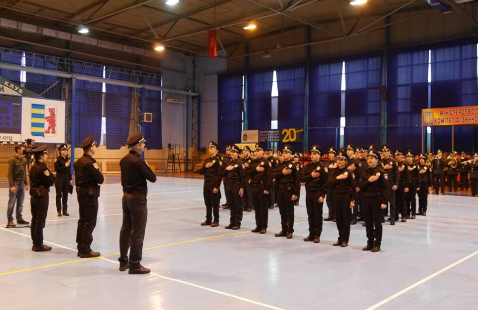 Ще 8 нових патрульних поліцейських присягнули на вірність народу в Ужгороді (ФОТО)