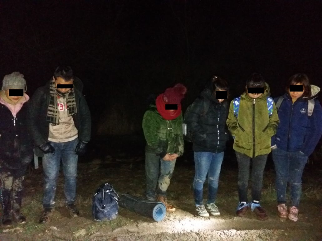 На кордоні з Угорщиною зупинили 6 в'єтнамців, які вже подолали загороджувальний паркан (ФОТО)