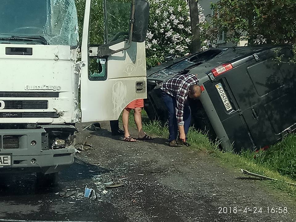 ФОТОФАКТ. На Іршавщині мікроавтобус перекинувся у кювет