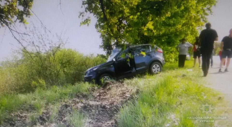 На дорозі між Хустом і Тячевом водій Kia Sportage зіткнувся з деревом на узбіччі (ФОТО)