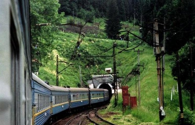 У зв'язку зі введенням в експлуатацію Бескидського тунелю низка поїздів у напрямку Закарпаття курсуватиме за зміненим маршрутом