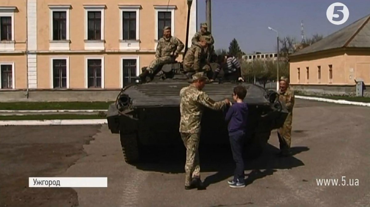 В Ужгороді військові 128 бригади ознайомили дітей з технікою з АТО (ФОТО, ВІДЕО)