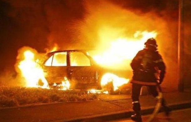 На Берегівщині згорів гараж із трьома елітними автівками в ньому