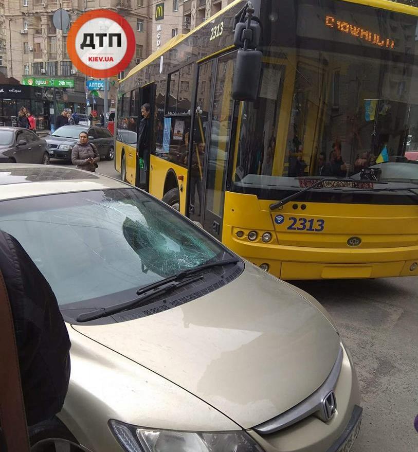 У Києві пасажири тролейбуса розбили скло в автівці закарпатської реєстрації, що заблокувала рух (ФОТО)
