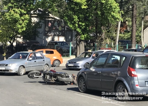 ФОТОФАКТ. В Ужгороді мотоцикл зіткнувся з автівкою