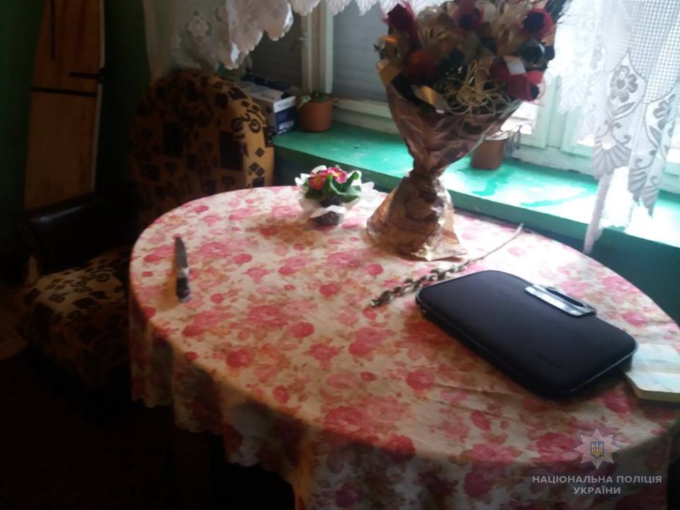 У Мукачеві жінка під час сварки вдарила гостя із Косина ножем у живіт (ФОТО)