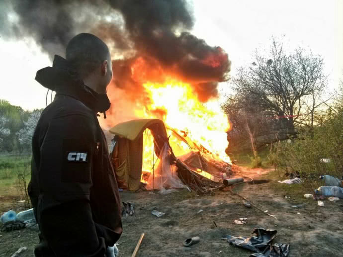 У Києві націоналісти прогнали закарпатських циган з Лисої гори й спалили їхні намети (ФОТО)