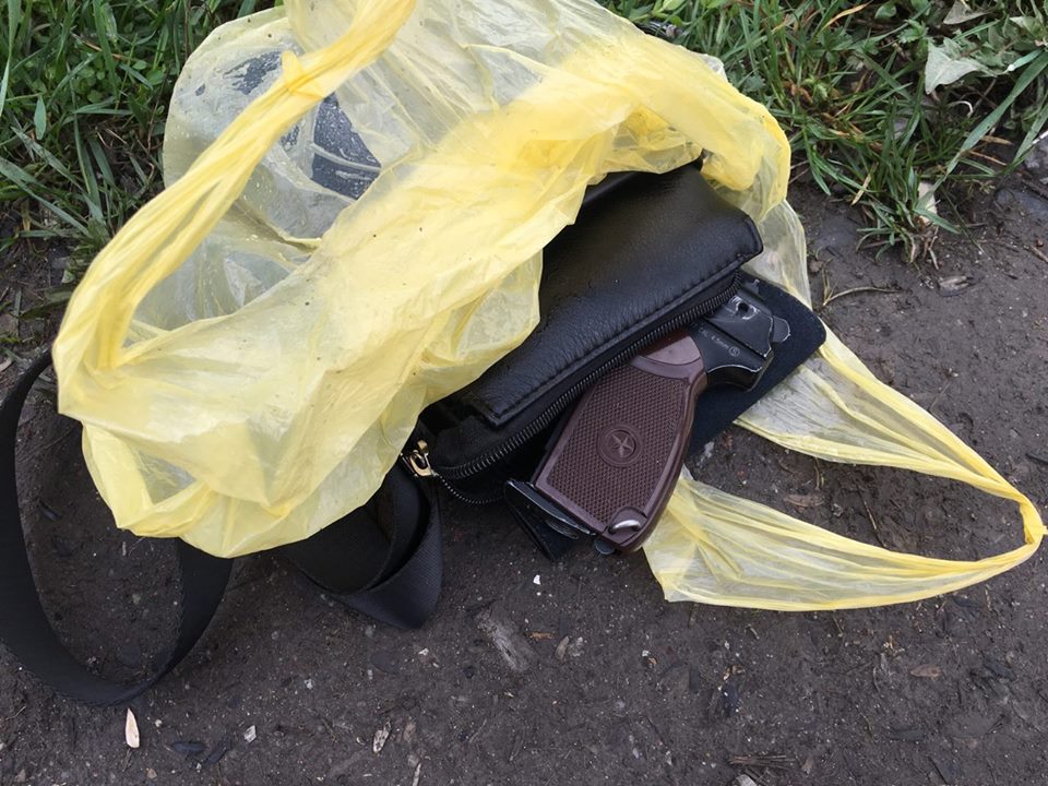 На Тячівщині за 10 метрів від прикордонного пункту пропуску знайшли покинутий пістолет (ФОТО)
