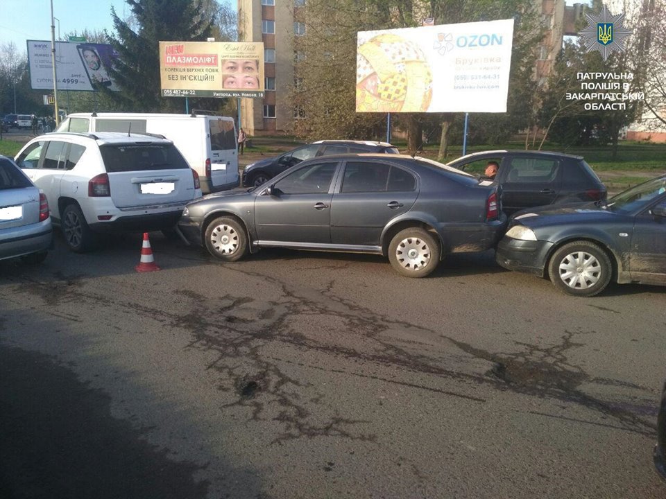 В Ужгороді недотримання дистанції водієм "Фольксвагена" закінчилося потрійною ДТП (ФОТО)