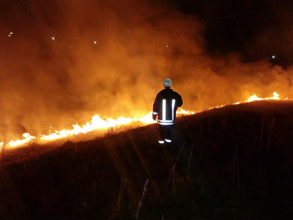 Упродовж вихідних на Закарпатті зафіксовано 18 пожеж сухостою, на середу оголошено надзвичайну пожежонебезпеку