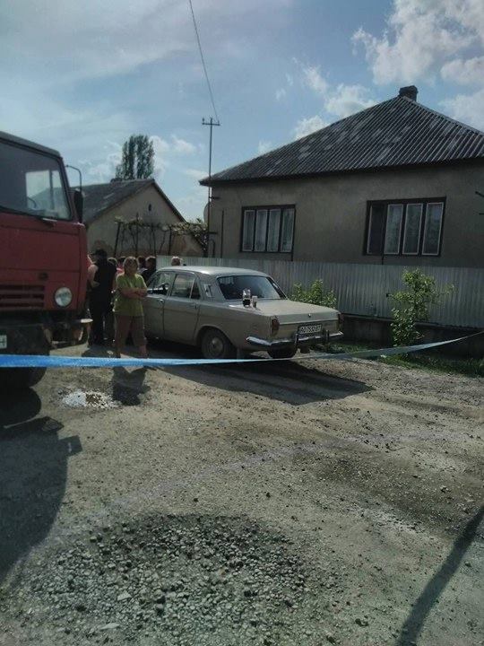 У Веряці на Виноградівщині селяни на знак протесту досі блокують вулицю, котру щоденно нищать вантажівки (ФОТО)