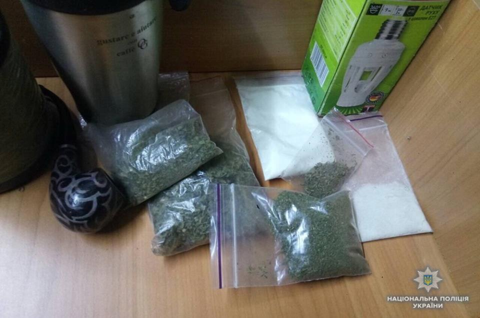 В оселі фігуранта кримінального провадження у Берегові  вилучили марихуану та метамфетамін (ФОТО)