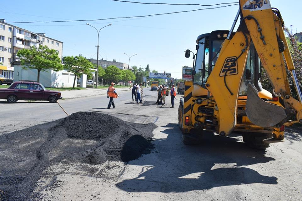 В Ужгороді ремонтують та асфальтують вулиці (ФОТО)