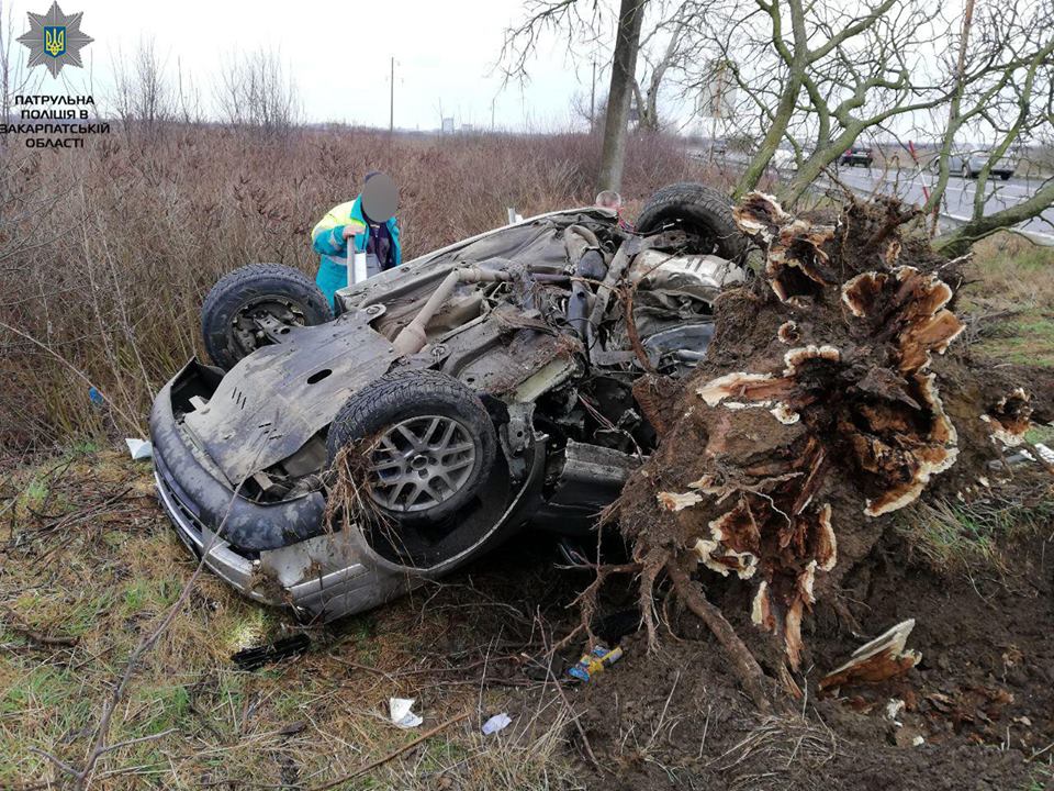 На Ужгородщині у зіткненні Volkswagen Golf і Toyota Camry загинуло двоє людей