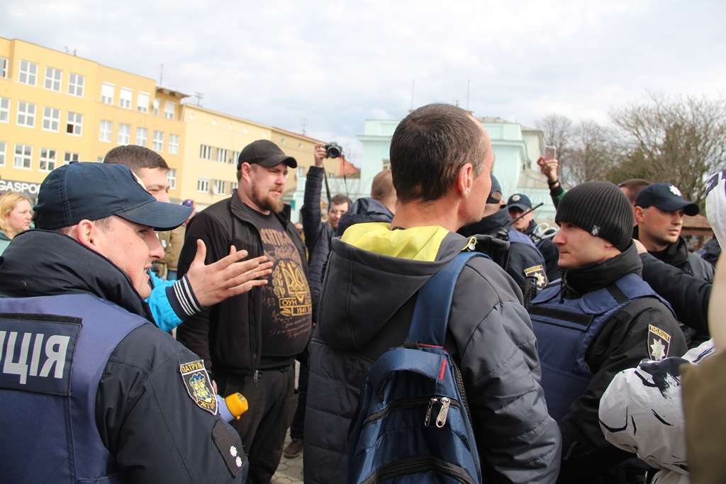 В Ужгороді учасників антагоністичних акцій "За європейський Ужгород" та "За традиційні сімейні цінності" розділила поліція (ФОТО)