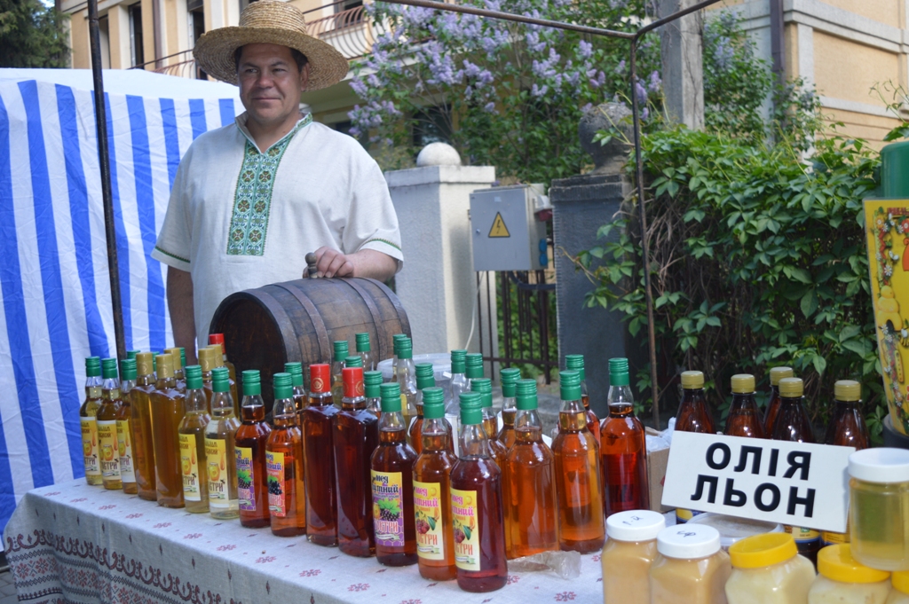 На набережній Незалежності в Ужгороді з медом, вином, сиром і сувенірами розпочався "АгроСакураФест" (ФОТО)