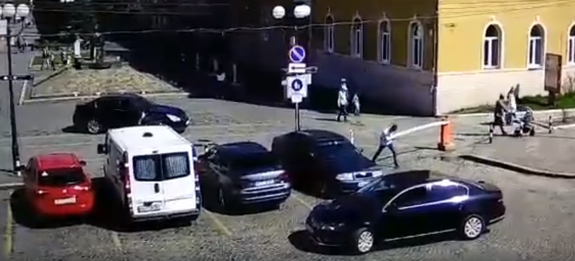 У Мукачеві в центрі водій авто двічі протиправно пошкодив шлагбаум, аби "звільнити" собі шлях (ВІДЕО)