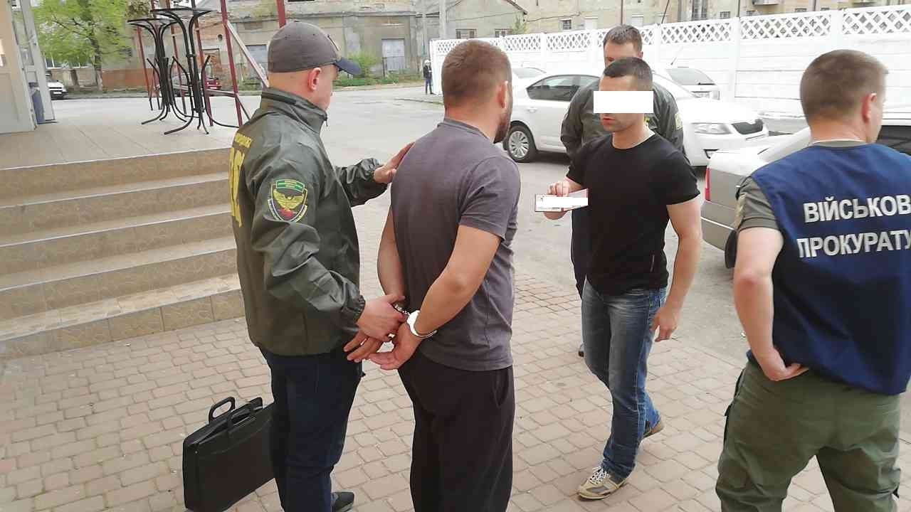 У Мукачеві затримали чоловіка, котрий пропонував прикордоннику 14 тис грн за сприяння тютюновій контрабанді (ДОПОВНЕНО) (ФОТО)