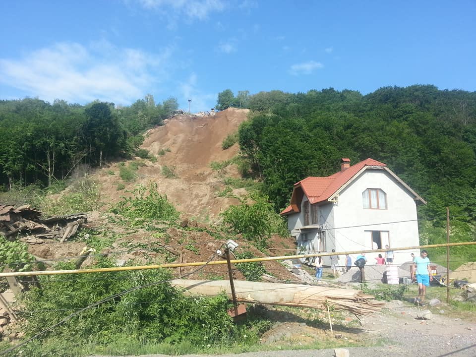 Унаслідок зсуву ґрунту у Кольчині на Мукачівщині пошкоджено газопровід